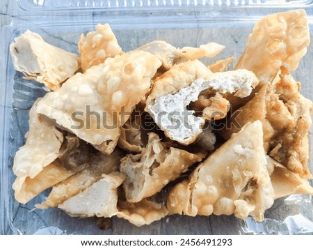 Batagor is made from meatball dough made from mackerel, then filled with tofu, then using wonton skin and then fried. Batagor is generally served with peanut sauce