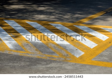 parking sign with yellow stripes and black lines