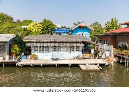 A picture of canal houses in Bangkok.