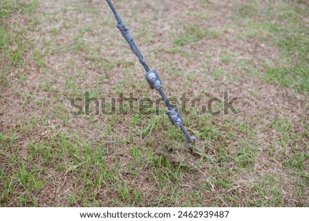 The cable sling is fixed on the ground.