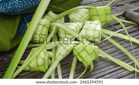 When celebrating Eid al-Fitr we will definitely come across this typical food, namely ketupat. Usually ketupat is most delicious when served with chicken opor