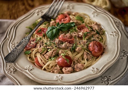 Spaghetti with tuna and tomatoes