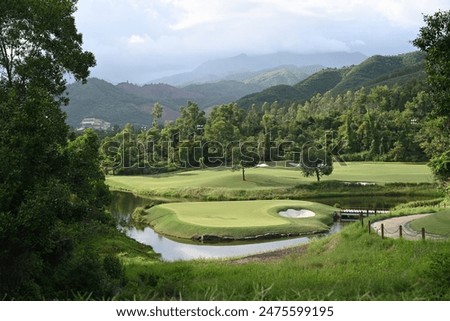 Picture of an island green golf hole with beautiful set up