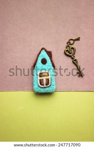 little decorative turquoise house and keys
