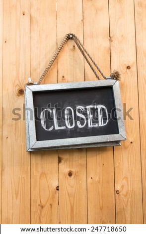 The close sign on a wooden door