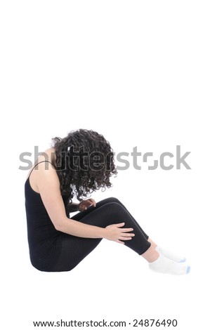young woman doing sit-ups during exercise routine for a healthy lifestyle