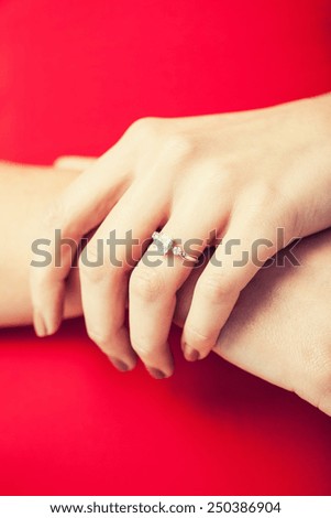 picture of woman showing wedding ring on her hand