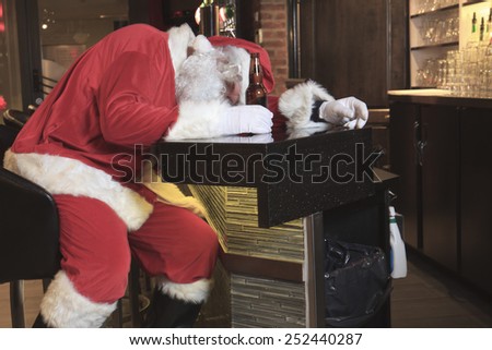 A Santa claus sleep at the bar. Too drunk.
