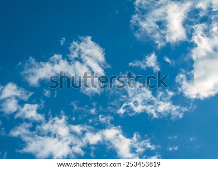 picture of a summerday with blue sky and small white clouds