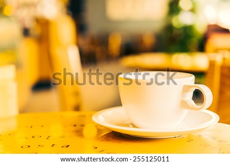 Coffee cup on wooden table in coffee shop - Vintage effect style pictures