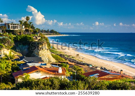 View of houses and the beach from a cliff in San Clemente, California. Royalty-Free Stock Photo #255639280