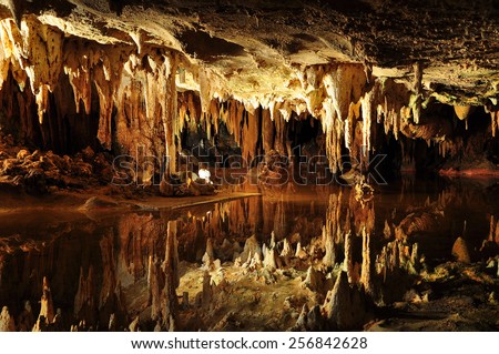 Dream Lake in Luray Caverns, Virginia, USA. Royalty-Free Stock Photo #256842628