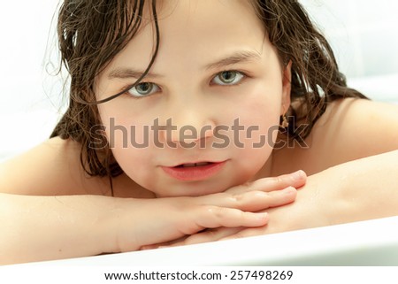 Children in bathtube washing hair