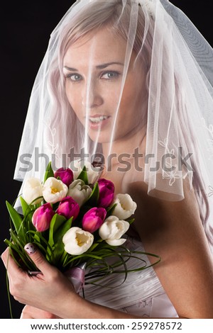portrait of a bride with a bouquet of tulips with a veil