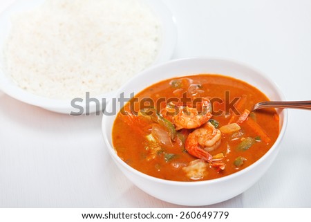 Thai red curry with shrimps, carrots, peppers and onion