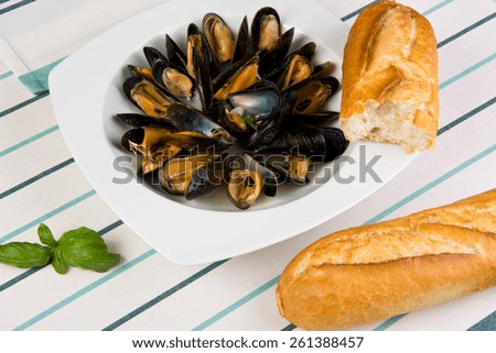 Mussels with wine, garlic and fresh baguette