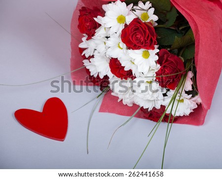 A beautiful bouquet of roses and daisies