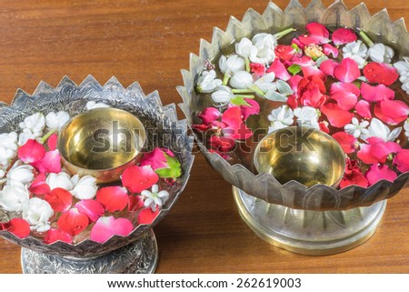 Water with jasmine and roses corolla in bowl