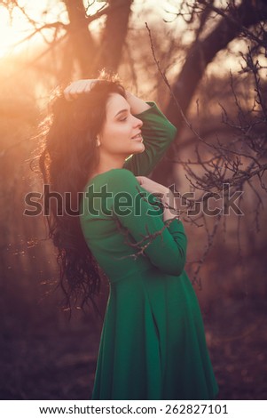 Evening portrait of young girl at sunset. pictures in the profile