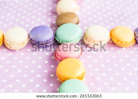 Aerial view french macarons confect on abstract polka dots background
Delicious colorful biscuit merinque from France on table for bakery business website blog magazine book cover food design recipe