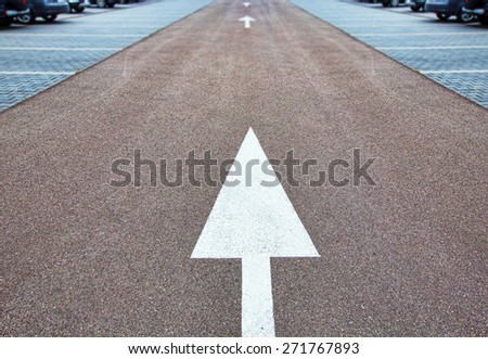  One way direction to parking on the road