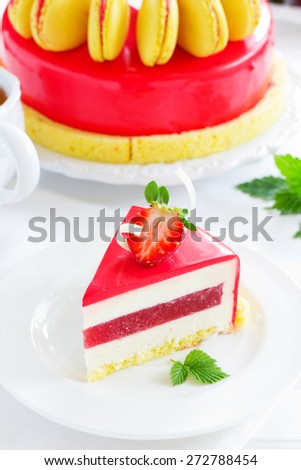 Lemon-strawberry cake with makarons.