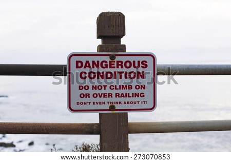 sign at the coast to warn for dangerous cliffs