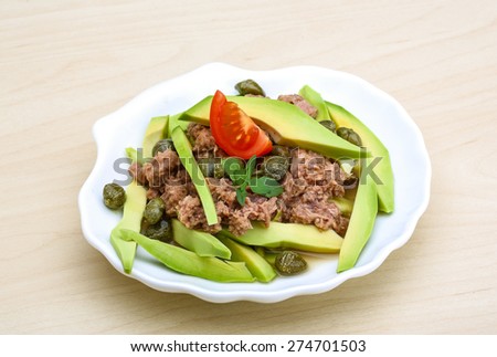 Tuna and avocado with celery and capers