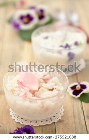 Risotto prepared with edible flowers : violet and pink rose.