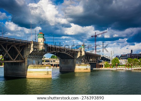 The Burnside Bridge, over the Williamette River in Portland, Oregon. Royalty-Free Stock Photo #276393890