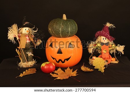 Happy Halloween! / The picture shows two scarecrows and halloween pumpkins.