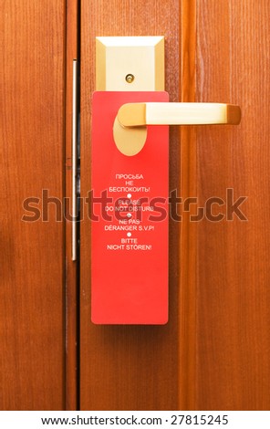 doorknob with three language notice