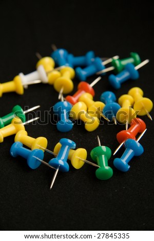  Colourful drawing pins