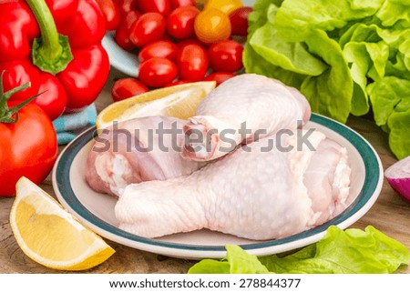 chicken drumsticks  with fresh vegetables 
