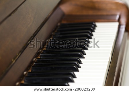 image of the piano keys