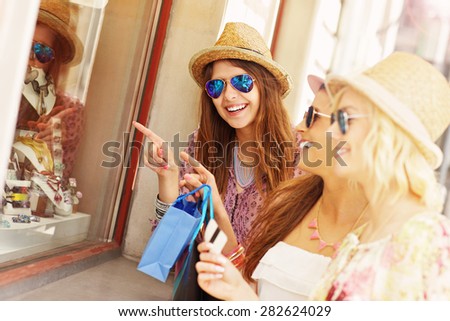A picture of a group of friends window shopping in the city