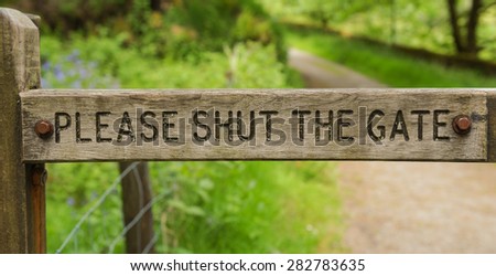 "Please Shut the Gate " Sign in Believer Forest, on Dartmoor, England, UK
