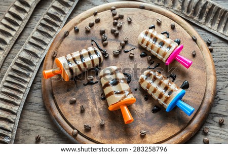 Coffee popsicles with chocolate topping