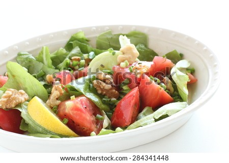 tomato and lettuce salad with walnut