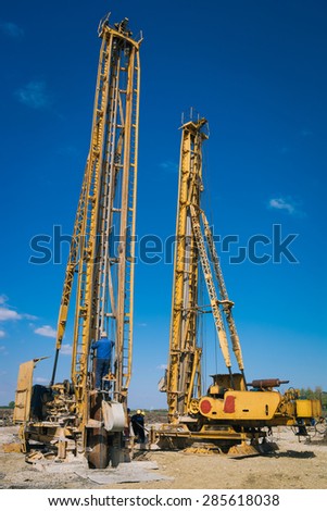 Construction site with workers and hydraulic drilling machines