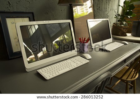 computer on teble in worinking room