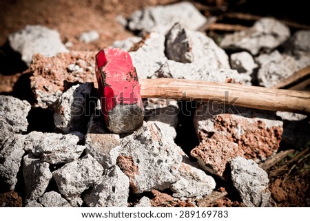 A red sledge hammer old and rusty 