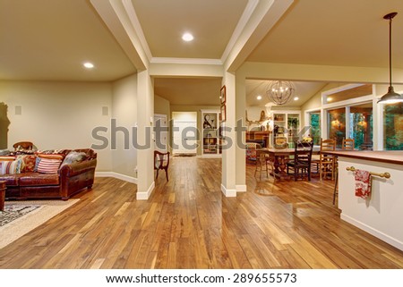 Cozy family room, dinning room, and kitchen with decor.