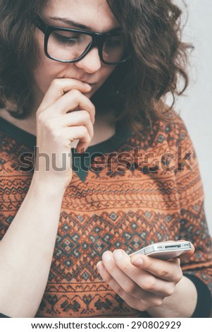 Girl remembers something with mobile 