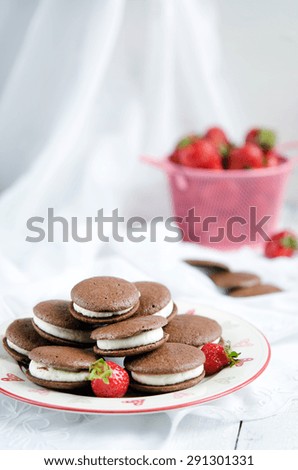 Whoopie Pies with cream and fresh strawberries
