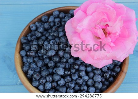 Blueberries and a pink rose
