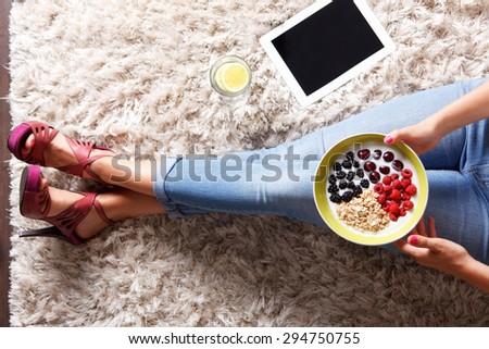 Picture from above of a healthy breakfast