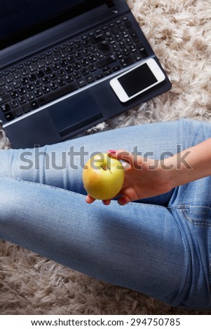 Selfie of a woman holding an apple