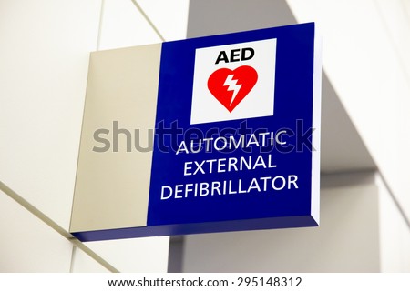Picture of an AED Automated External Defibrillator sign at an airport