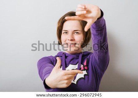 girl making a picture frame